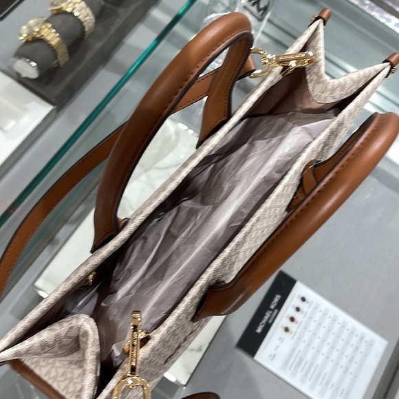 Michael Kors Mirella MD EW Tote Vanilla Shoulder Tote
35F2G7ZT2B
NWT - Picture 12 of 16